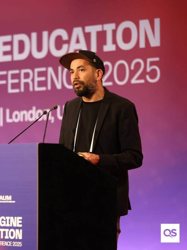 Quintus Stierstorfer am Rednerpult der QS Reimagine Education Awards 2025 in London