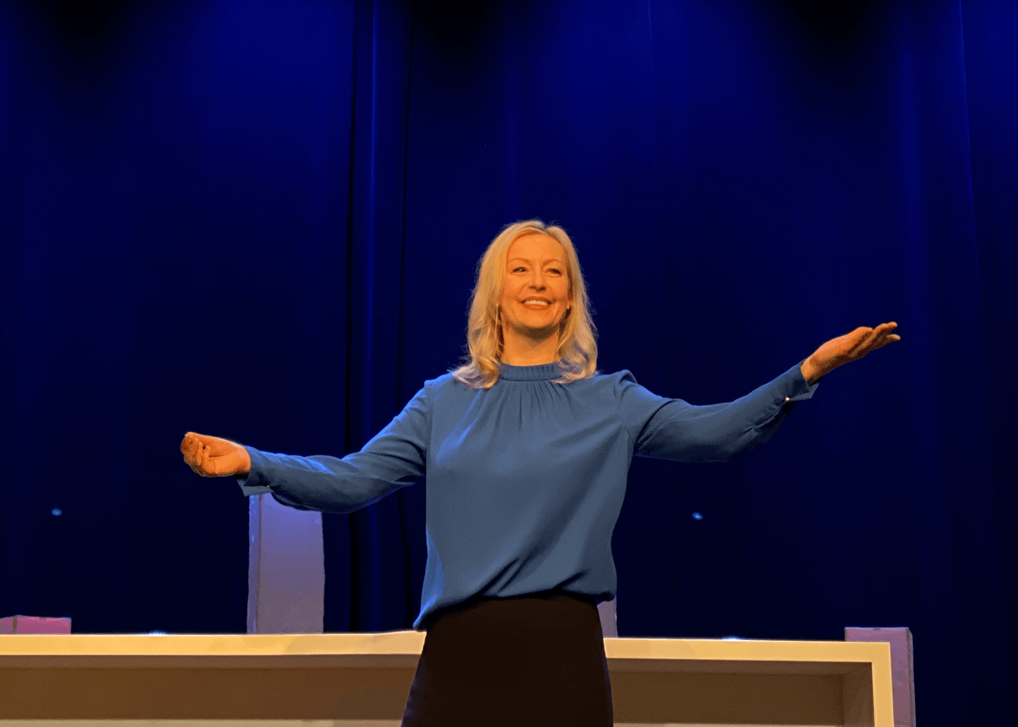 Carmen Hentschel, Geschäftsführerin von Future Shapers, auf der Bühne bei einer Keynote