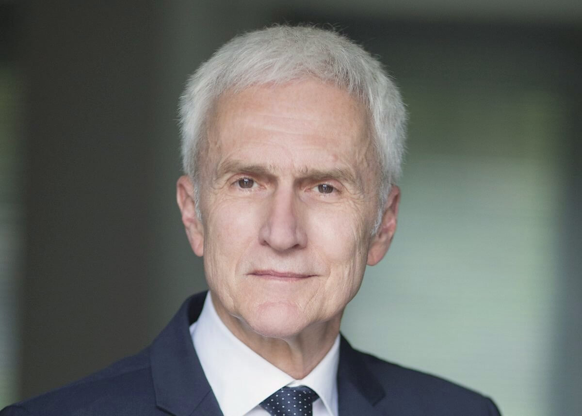 Porträt von Prof. Jürgen Stock im dunklen Anzug
